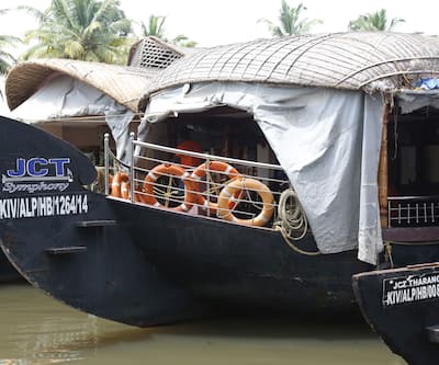 https://imgcld.yatra.com/ytimages/image/upload/t_hotel_yatra_city_desktop/v1437554238/Domestic Hotels/Hotels_Alleppey/JCT House Boat/CR0A6037.jpg